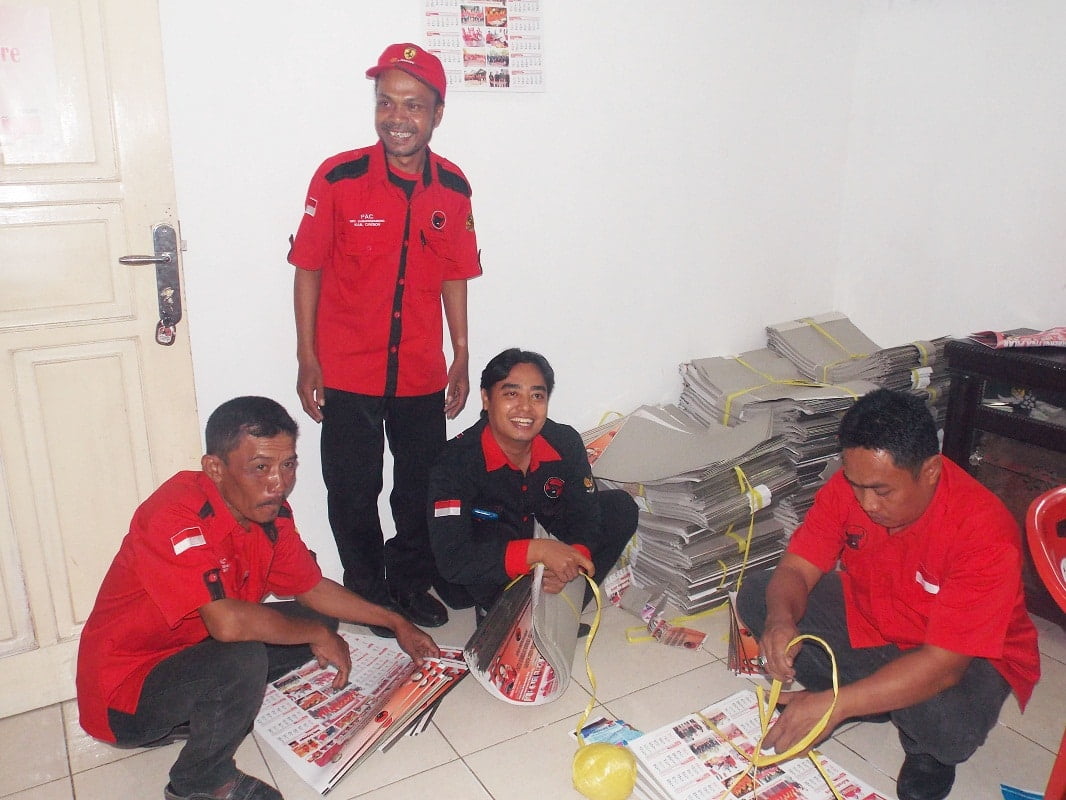 DPC PDI PERJUANGAN Kab. CIREBON BAGIKAN 20 RIBU KALENDER SAMPAI KE PENGURUS ANAK RANTING