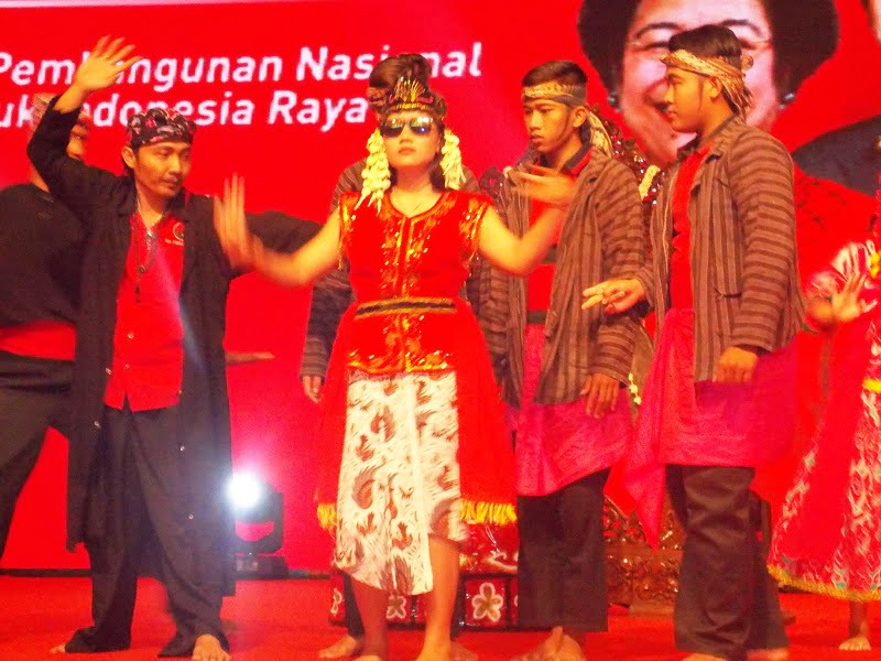 Sanggar Akar Randu Alas Binaan DPC PDI Perjuangan Kab. Cirebon Bangga Bisa Pentas di Arena Rakernas