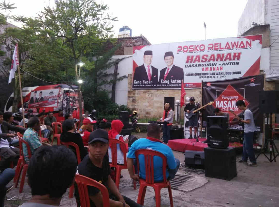 Ajak Masyarakat Pilih Hasanah, Relawan Bagi-Bagi Takjil