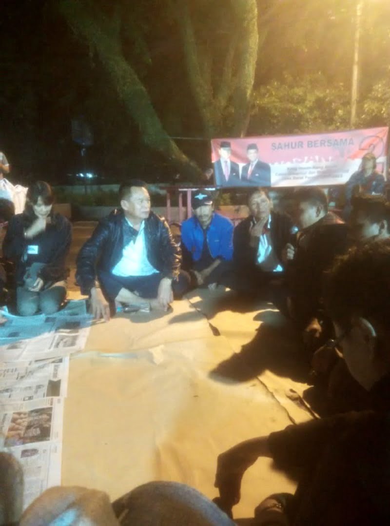 Kang Hasan Sahur Bareng Loper Koran