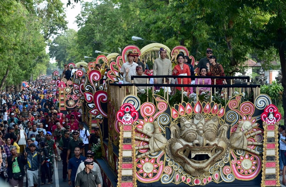 Tak Hanya Membuka Acara, Presiden Jokowi Ikut Menjadi Peserta Pawai Pesta Kesenian Bali 2019