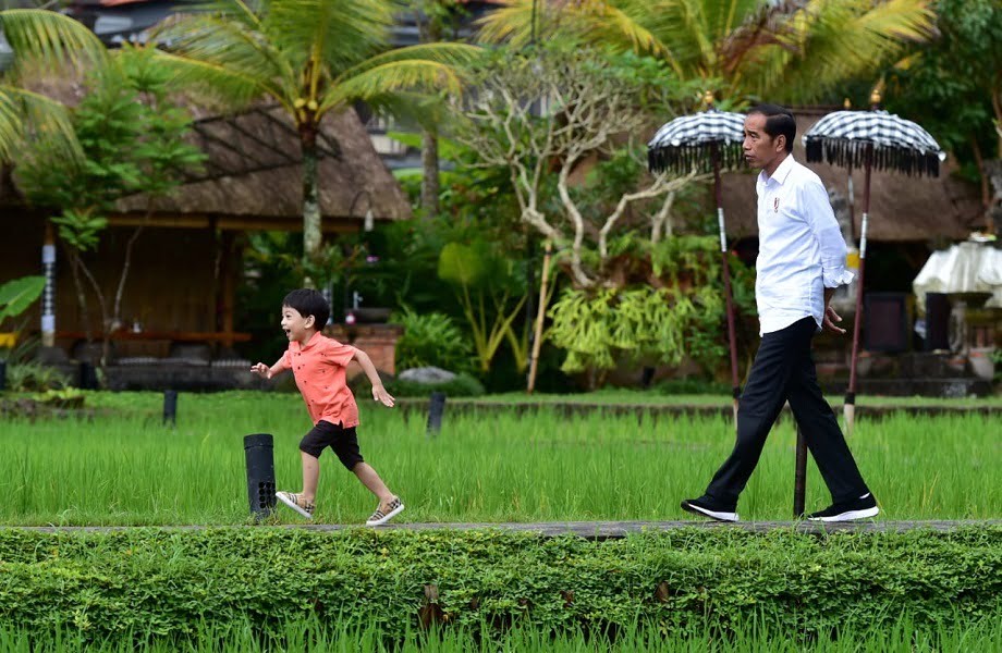 Saat Jan Ethes Diajak Main ke Sawah Sama Presiden Waktu Makan Siang