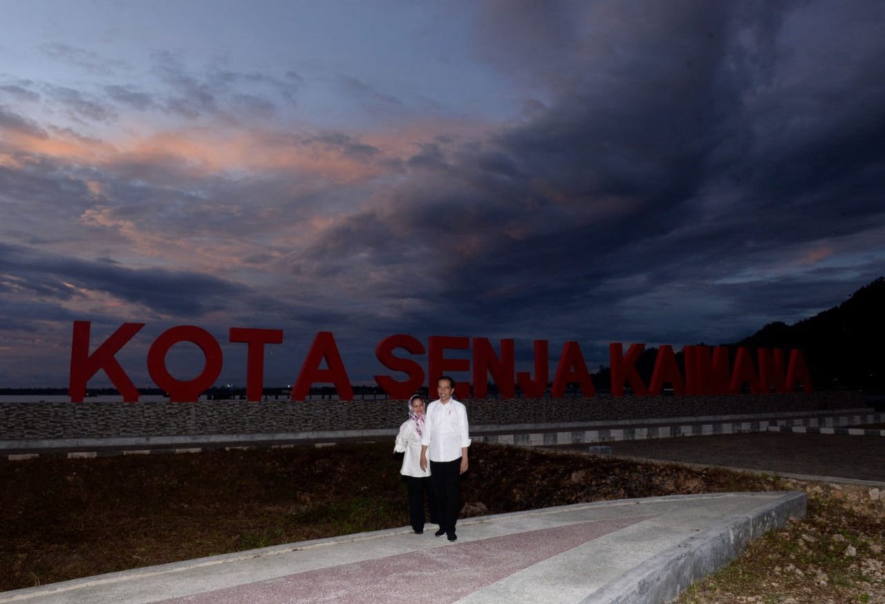 Saat Presiden Jokowi dan Ibu Iriana Nikmati Senja di Kaimana
