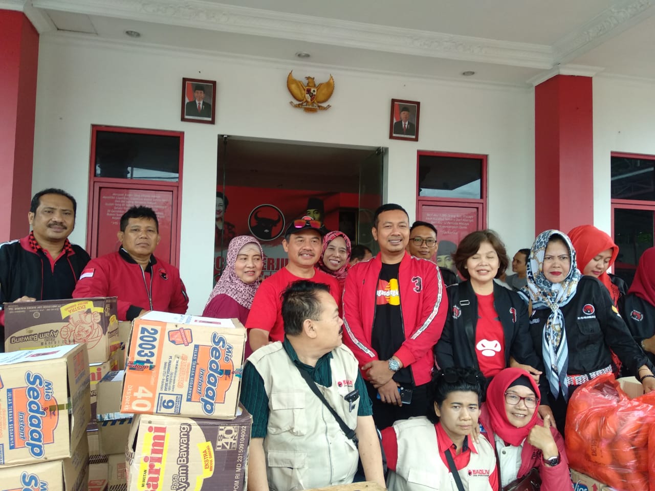 Bawa Bantuan, PDI Perjuangan Jabar Terjun Langsung ke Lokasi Banjir Karawang