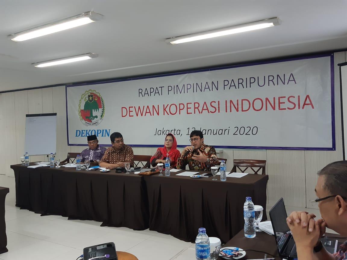 Dekopin Sri Untari Rapim Gerakan Koperasi Era Baru