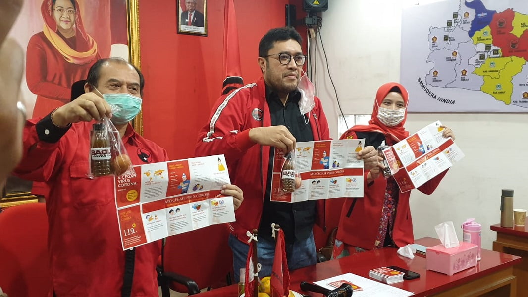 Serentak di 27 Kota/Kab, PDI Perjuangan Jabar Bagikan Ribuan Botol Jamu