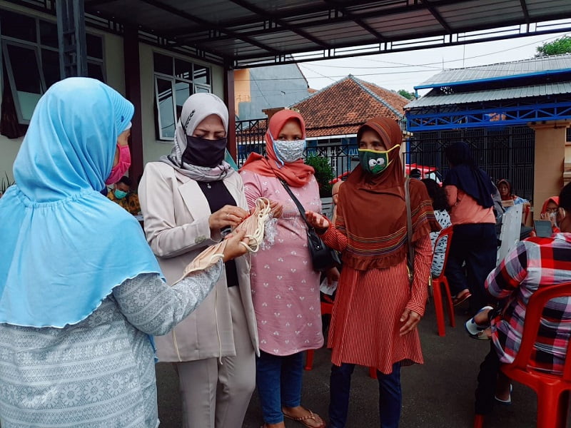 Cegah Corona, Politisi Kuningan Bagi-Bagi Masker