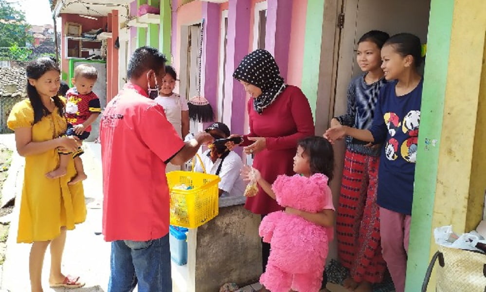 DPC PDI Perjuangan Garut, Bagikan Ribuan Masker Pada Masyarakat