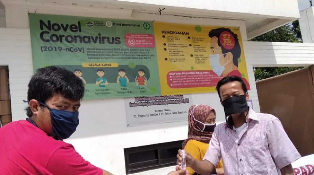 Covid 19 Mewabah,Relawan Ineu Purwadewi Membagikan Hand Sanitizer Gratis di Pabrik