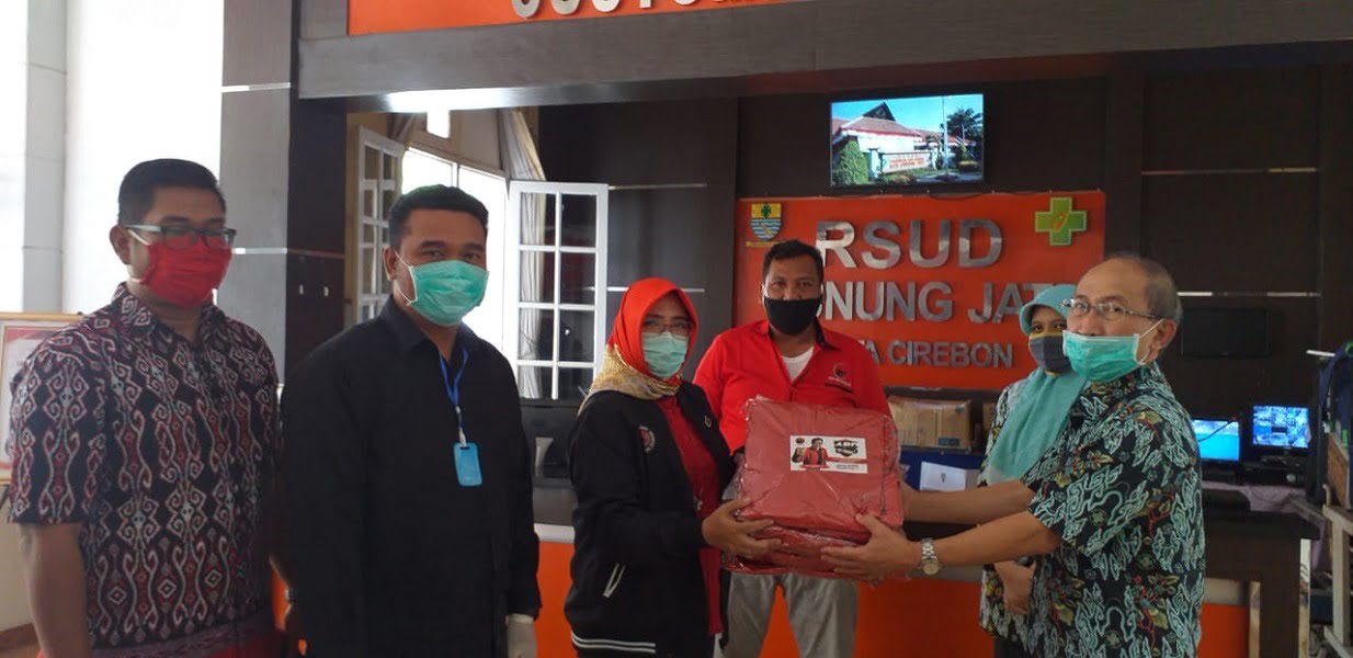 PDI Perjuangan Kota Cirebon  Serahkan APD Ke RSUD Gunung Jati