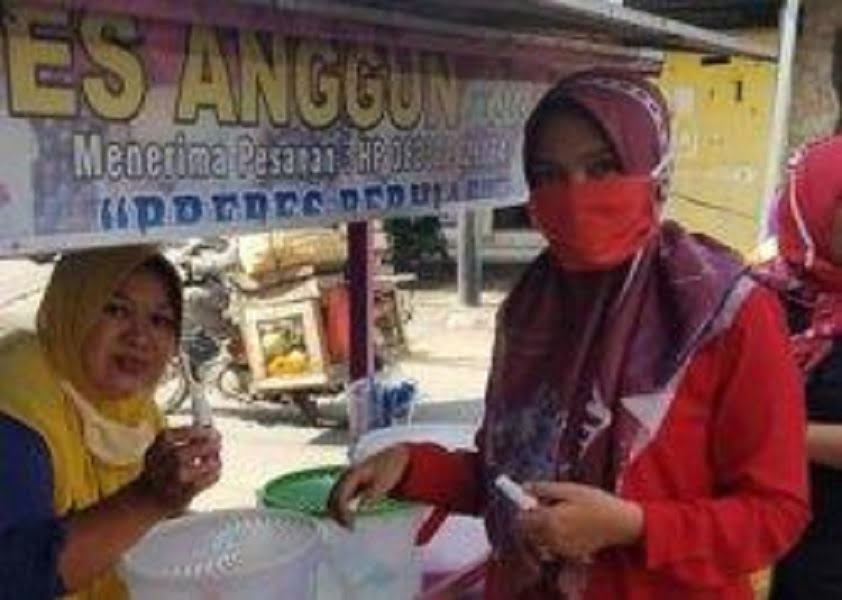 Cegah Penyebaran Covid-19, DPC PDI Perjuangan Kabupaten Cirebon Bagi-bagi Masker & Hand Sanitizer