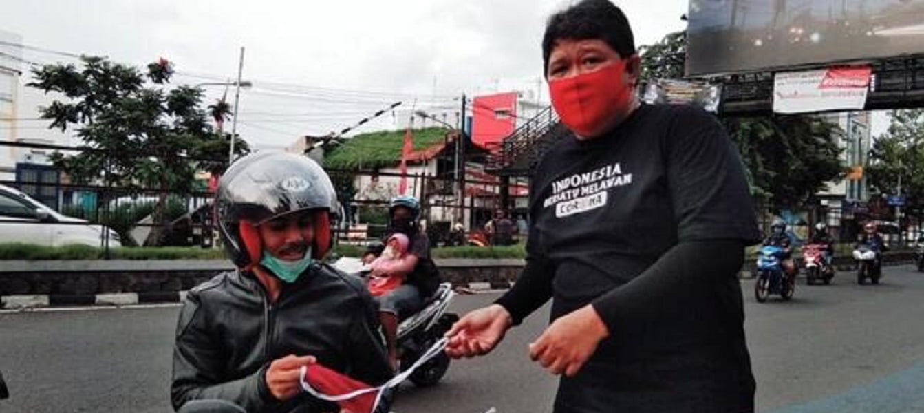 Cegah Corona, PDI Perjuangan Karawang Bagikan Masker Kepada Para Pengguna Jalan