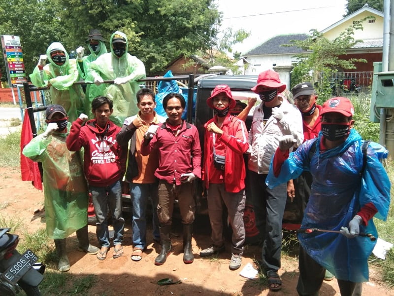 Cegah Penyebaran Virus Corona, PDI Perjuangan Indramayu Semprot Disinfektan dan Bagikan Ribuan Masker