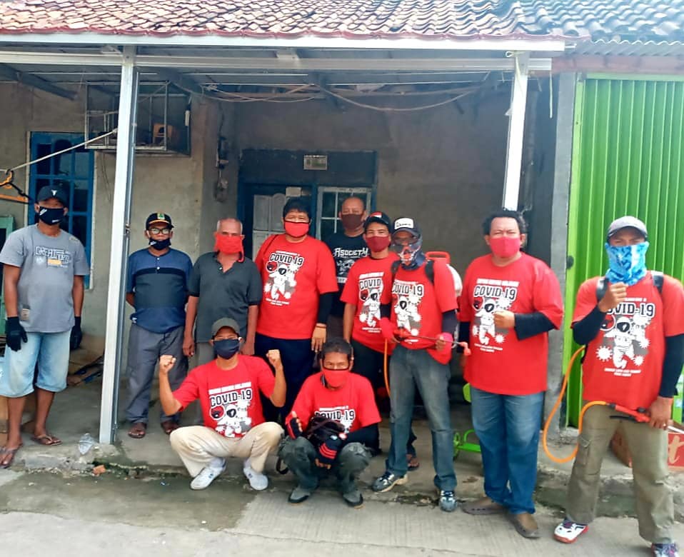 Bantu Pemkab, Natala Sumedha Bersama PDI Perjuangan Karawang Lakukan Penyemprotan Disinfektan