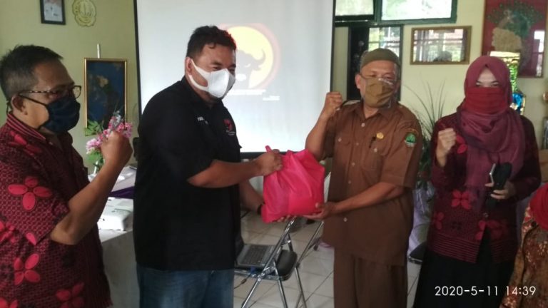 DPC PDI Perjuangan Salurkan Bantuan Sembako Ke Guru Honorer SLB Se – Gugus 23