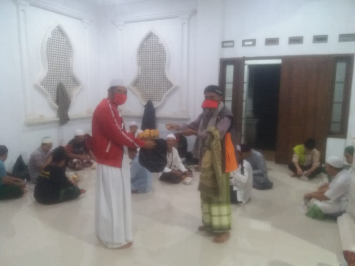 PDIP Gulirkan Baksos Sejuli di Majelis Asrobusyofi Cicurug