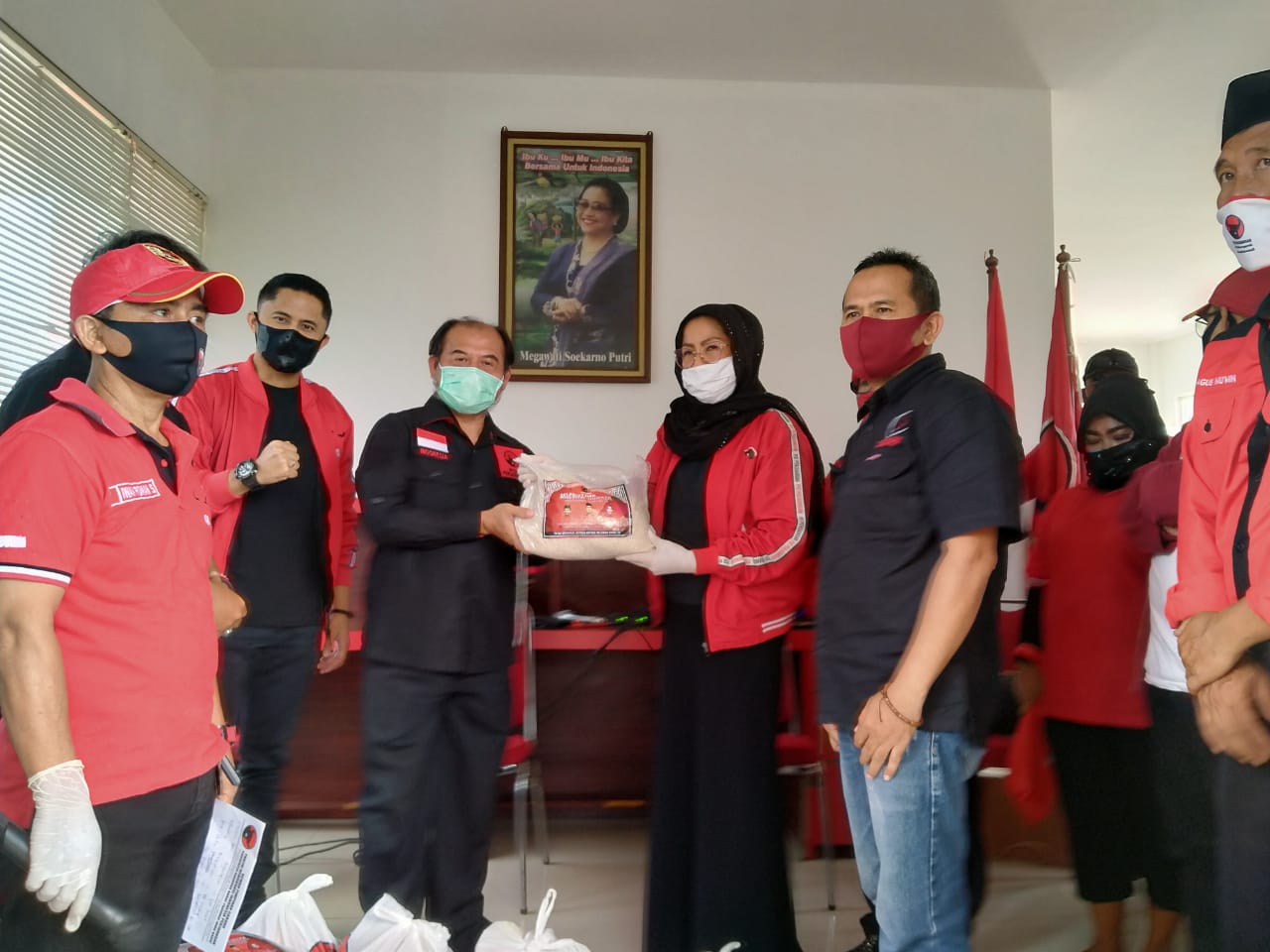 Serahkan 4177 Paket Sembako di KBB, Ketut: Bukti PDI Perjuangan Bersama Rakyat Lawan Covid-19