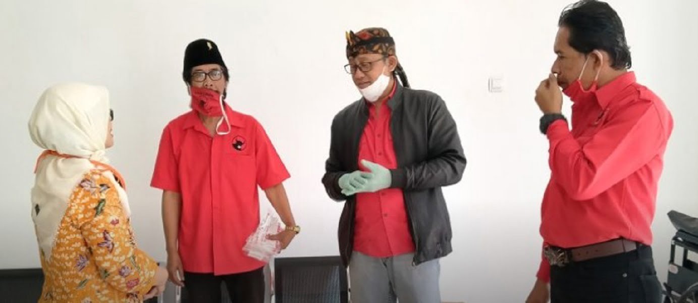 DPC PDI Perjuangan Kota Bandung Memberikan Bantuan APD Kepada 80 Puskesmas