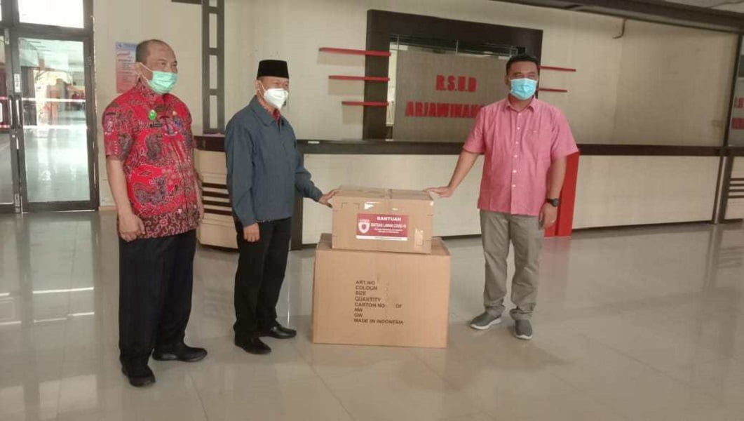Bambang Mujiarto Berikan Bantuan APD ke RS dan Puskesmas di Kabupaten Cirebon