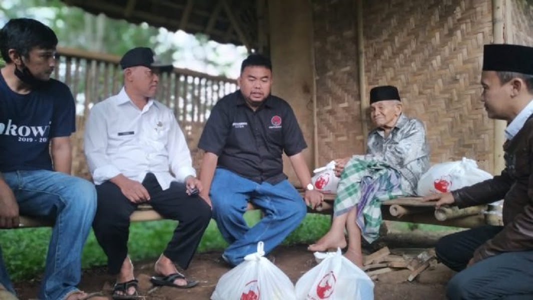 DPC PDI Perjuangan Garut Pindahkan Lansia yang Tinggal di Pemakaman