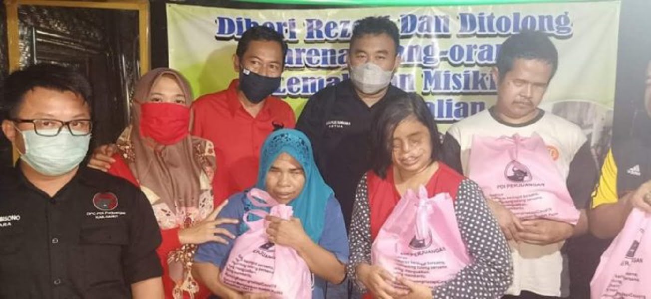 Jelang PSBB, DPC PDI Perjuangan Kabupaten Garut Berbagi Kepada Penyandang Disabilitas