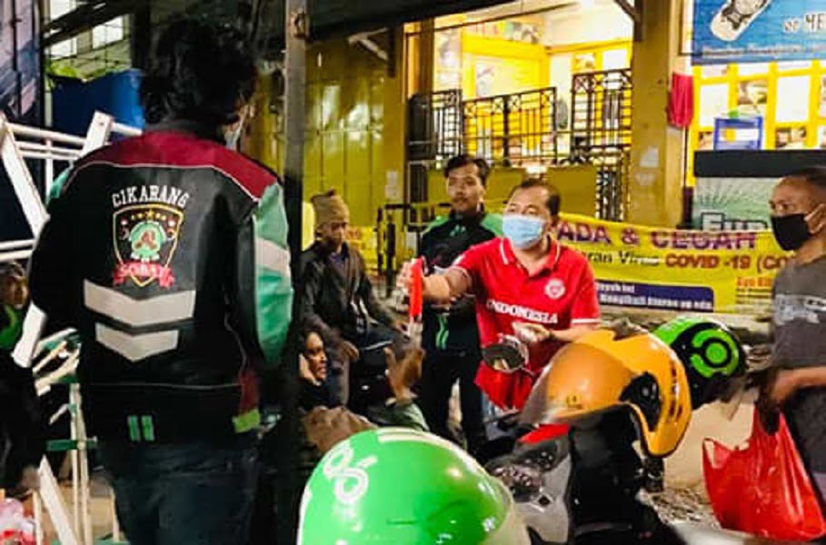 Nyumarno Bagikan Nasi, Masker dan Hand Sanitizer di Program Sejuli PDI Perjuangan