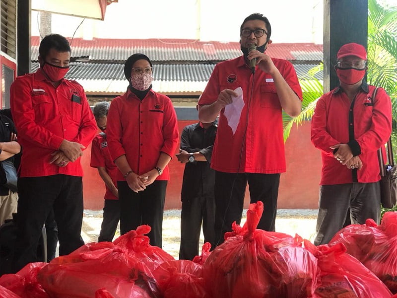 Kadernya Turut Terdampak Pandemi Covid-19, PDI Perjuangan Jawa Barat Berikan Bantuan Sembako