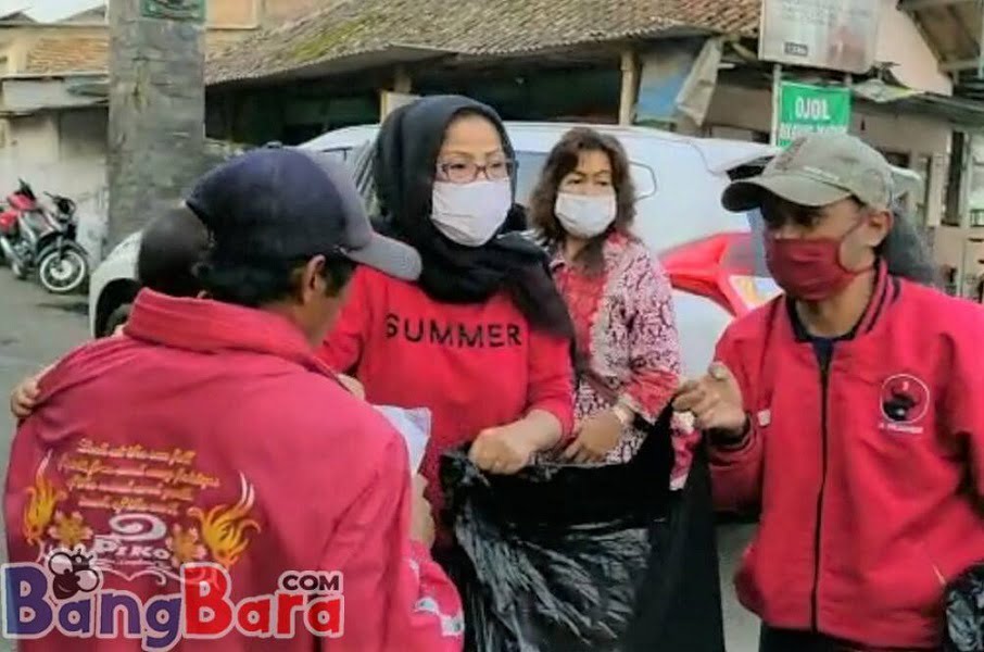Ketua DPC PDI Perjuangan KBB Bagikan Ratusan Kotak Nasi dan Ribuan Paket Sembako Untuk Warga Terdampak Covid-19