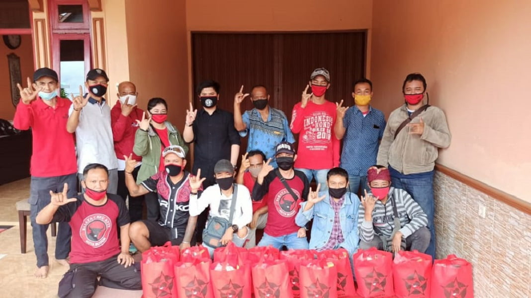 Repdem Bagikan Parsel Lebaran untuk Pengurus dan Warga