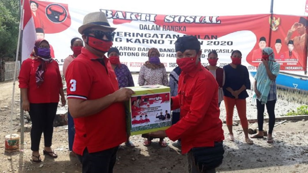 PDI Perjuangan Indramayu Bantu Sembako ke Warga Korban Banjir Rob