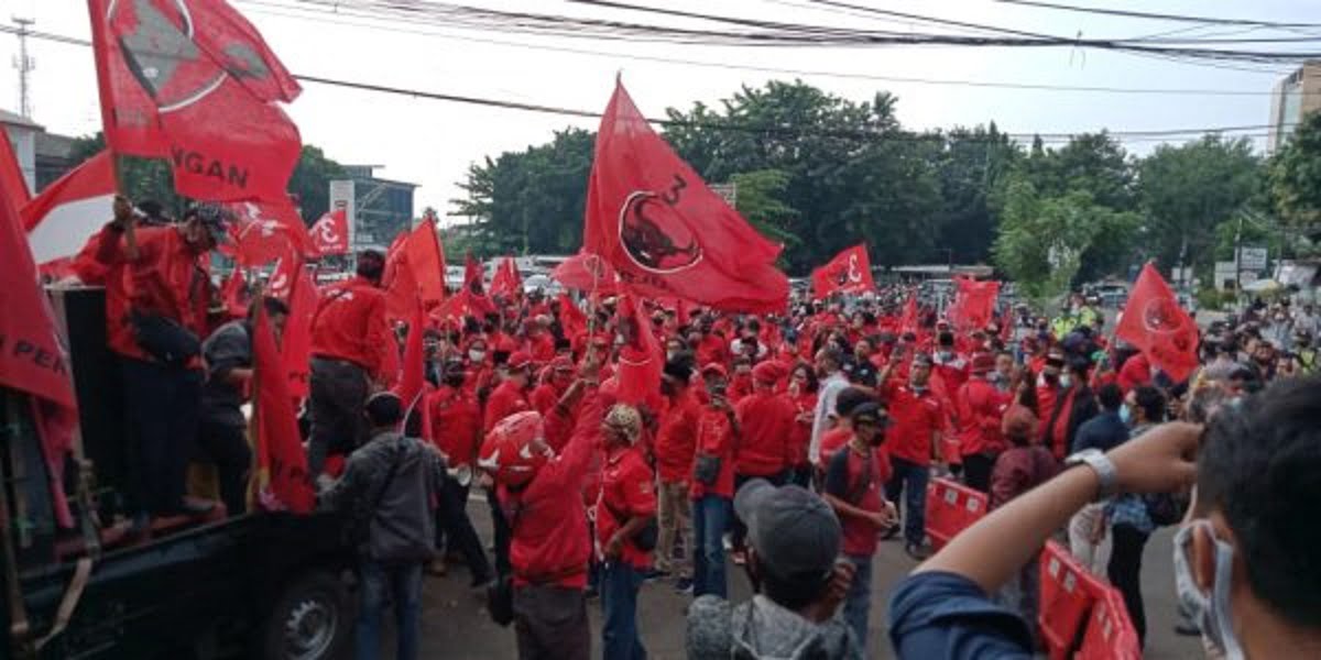 Ribuan Kader PDI Perjuangan Kota Bekasi Laporkan Pembakaran Bendera Partai