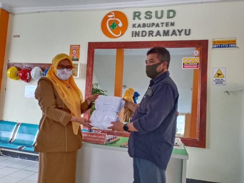 Ketua DPC PDI Perjuangan Indramayu Salurkan Bantuan APD dari Maruarar Sirait