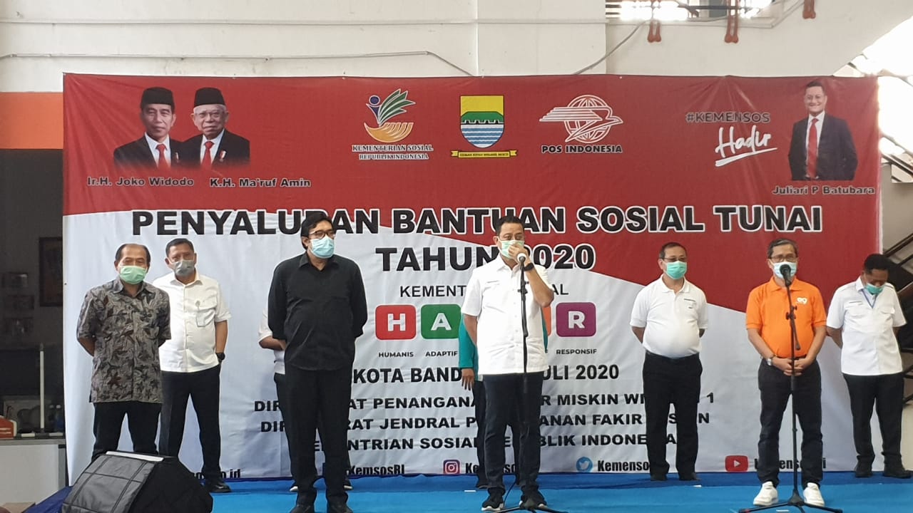 Anggota Komisi IV DPR RI Ono Surono   dan Mensos RI Pantau Penyaluran BST di Bandung