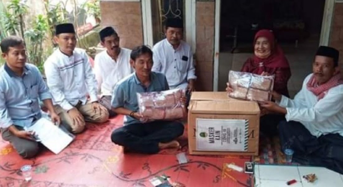 Selain Serap Aspirasi, DPRD Jabar Iis Turniasih Bagikan Ratusan Masker di Desa Srijaya Purwakarta