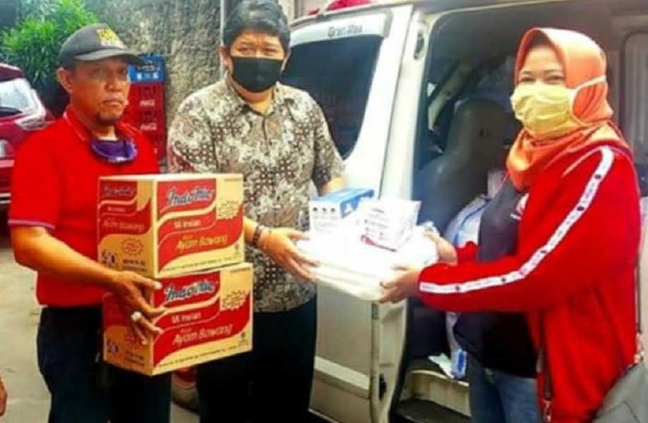 PDI Perjuangan Dan Baguna Karawang Salurkan Sembako dan APD