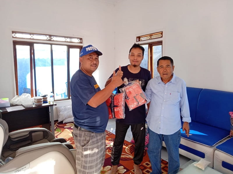 Reses Hari Pertama, Memo Hermawan Bagikan Ratusan Masker di Kecamatan Talegong