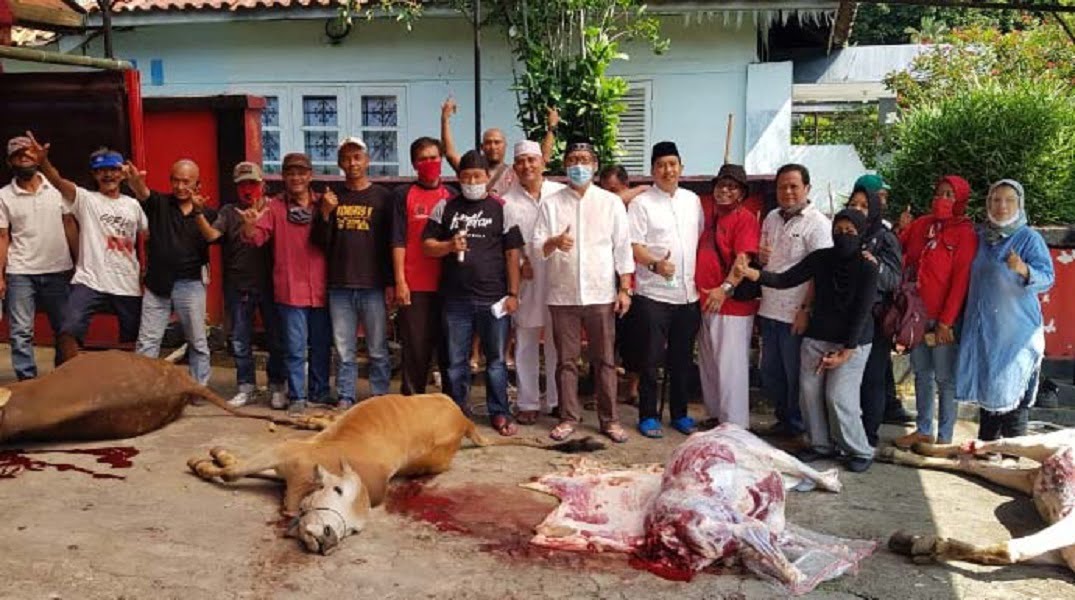 Momentum Berbagi, PDI Perjuangan Kota Bogor Bagikan 1.000 Kantong Daging Kurban