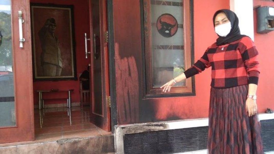 Teror Bom Molotov, Giliran Kantor DPC PDI Perjuangan Cianjur Dilempar Bom, Pintu Gerbang Terbakar