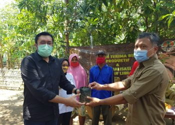 Ono Surono Serahkan 20.000 Bibit Produktif Untuk Warga Indramayu