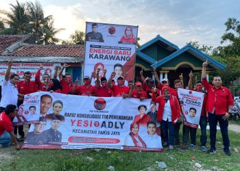 Bantu Pilkada Karawang, Fraksi DPRD Kabupaten Bekasi Distribusikan Ribuan APK di Pakisjaya