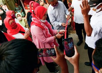 Penuh Haru, Nina Agustina Disambut Antusias Ratusan Emak-emak di Desa Ujungaris