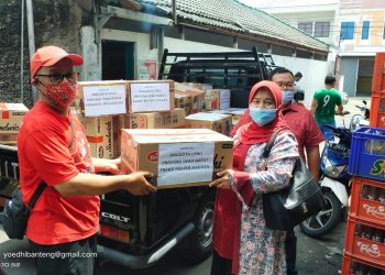 Fraksi PDI Perjuangan Hj. Iis Turniasih Berikan Bantuan Untuk Korban Banjir Karawang