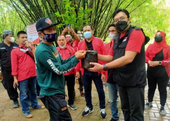 PDI Perjuangan Kabupaten Bekasi Tanam Bibit Pohon dan Tabur Benih Ikan di Kali Cikarang