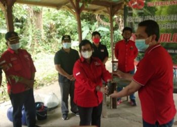 DPC PDI Perjuangan Kota Cimahi Gelar Gerakan Menanam Pohon dan Menebar Benih Ikan di Sungai Cimahi