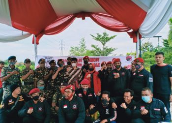 Ratusan Kader PDI Perjuangan Kota Cirebon Bersih-bersih Sungai Cikalong