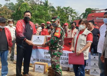 Fraksi PDI Perjuangan DPR RI Berikan Bantuan Logistik Untuk Korban Tanah Amblas