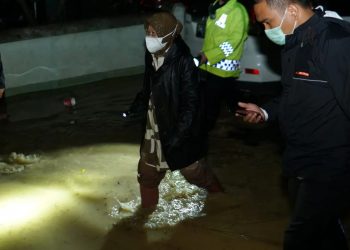 Mensos Risma Berbasah-Basah, Cek Penanganan Banjir Pamanukan Subang