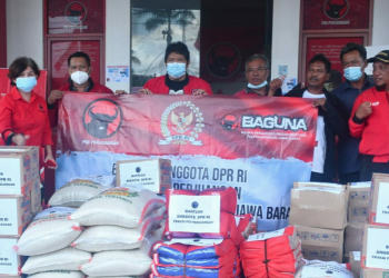 Peduli Korban Banjir, DPR RI Fraksi PDI Perjuangan Salurkan Bantuan di Karawang