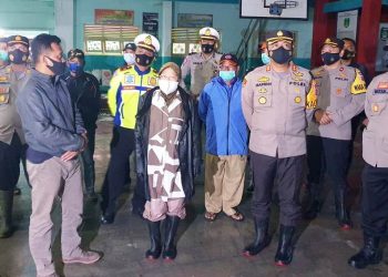 Risma Tinjau Penanganan Korban Banjir di Indramayu