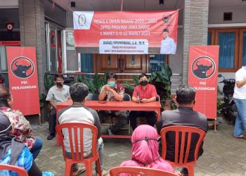 Awali Reses, Rafael Situmorang Bagikan Masker dan Vitamin Untuk Masyarakat Kota Cimahi